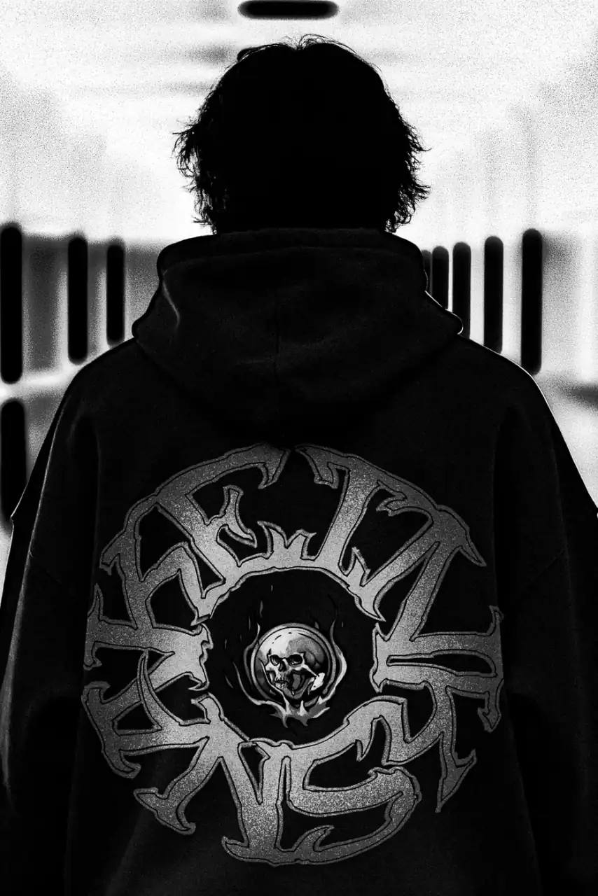 Prenda negra de InkSnake vista por la espalda, con el emblema circular y una calavera en el centro.