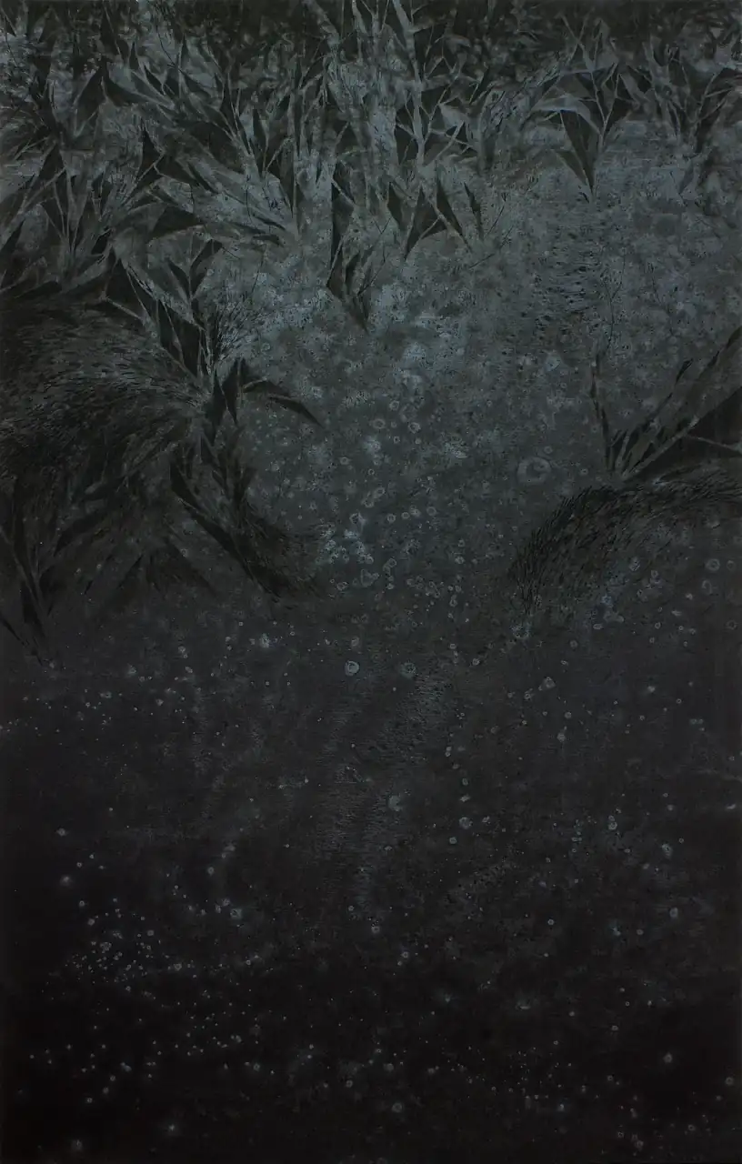Pintura de María Vera: maleza clara que se disuelve en negro con puntos de luz.