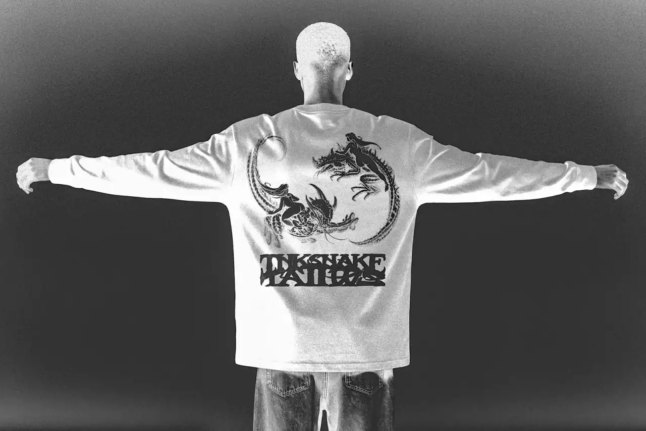 Maqueta de camiseta blanca de manga larga con una serpiente ilustrada y el logotipo en la espalda.